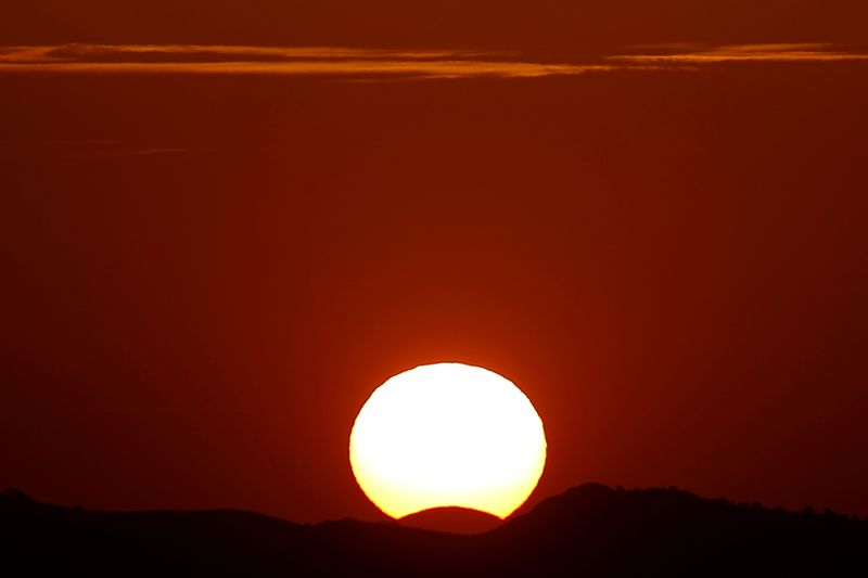 © Reuters. FOTO DE ARCHIVO: Un eclipse parcial de sol desde el puerto de montaña 