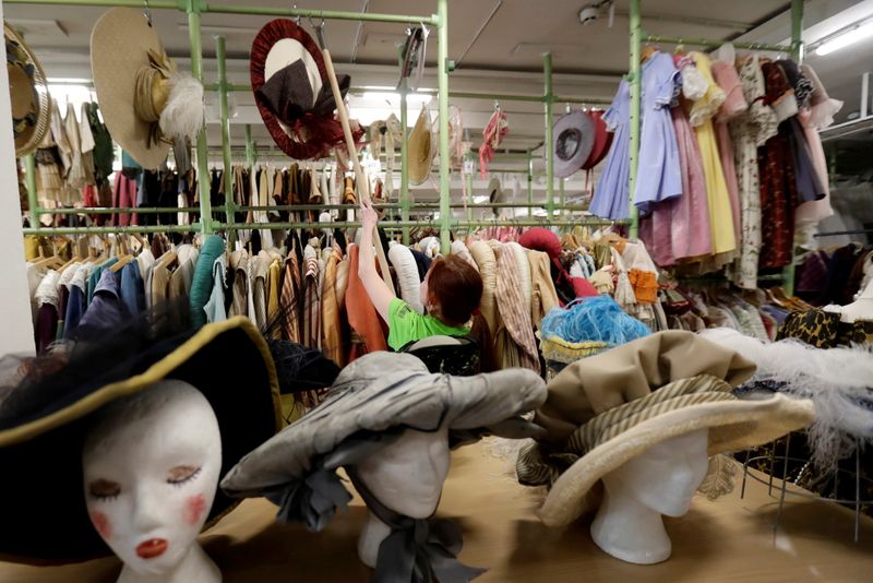 &copy; Reuters. Foto de archivo de una mujer en un centro de almacenamiento de disfraces y vestuario del Barrandov Studio en Praga, Republica Checa 
Abril 8, 2019.  }REUTERS/David W Cerny