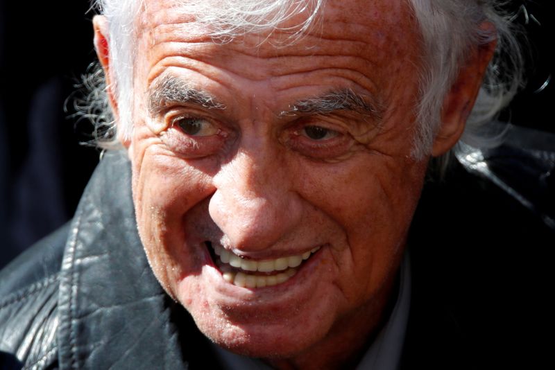 &copy; Reuters. FOTO DE ARCHIVO: El actor Jean-Paul Belmondo asiste a un homenaje para el cantante Charles Aznavour durante una ceremonia en el Hotel des Invalides en París, Francia, 5 de octubre del 2018.  REUTERS/Charles Platiau/File Photo