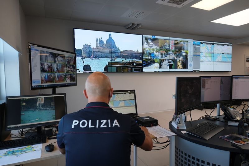 &copy; Reuters. ضابط شرطة يتابع شاشات العرض داخل غرفة التحكم في مدينة البندقية الإيطالية يوم الأحد. تصوير. مانويل سلفستري - رويترز
