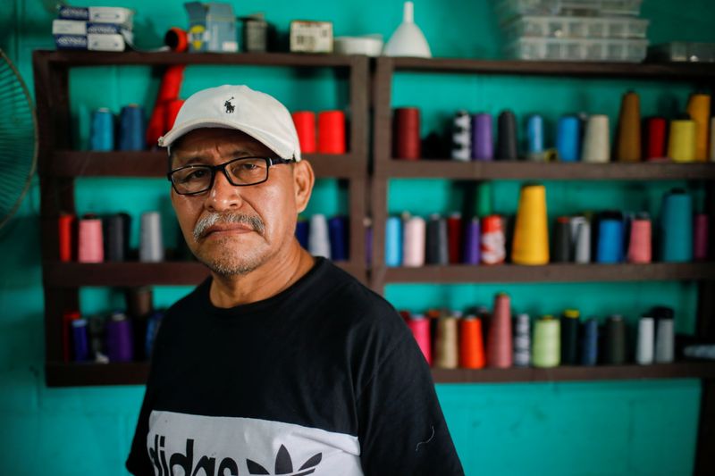 Las familias migrantes desconfían de que el Salvador se convierta en el primero en adoptar bitcoin