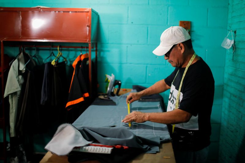 &copy; Reuters. Jaime Ramírez, un sastre de 60 años, que recibe remesas de sus hijas que viven en Estados Unidos , habla con Reuters en su tienda en Colón. 3 de septiembre de 2021. REUTERS/Jose Cabezas