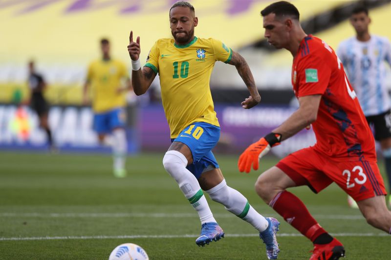 &copy; Reuters. Emiliano Martínez é marcado por Neymar antes de suspensão de partida entre Brasil e Argentina em Sâo Paulo
05/09/2021 REUTERS/Amanda Perobelli