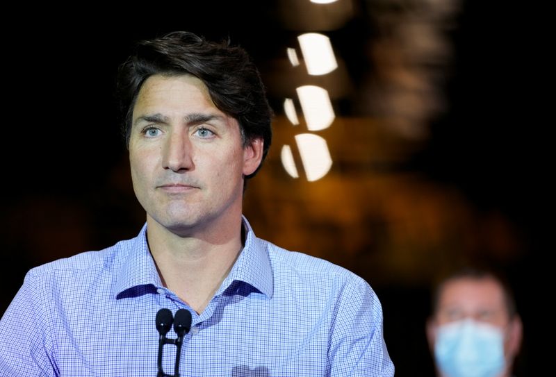 &copy; Reuters. Le Premier ministre canadien, Justin Trudeau (photo), à la traîne dans les enquêtes d'opinion en vue des élections législatives anticipées qu'il a convoquées pour le 20 septembre, a reproché lundi à son principal adversaire son manque de clarté 