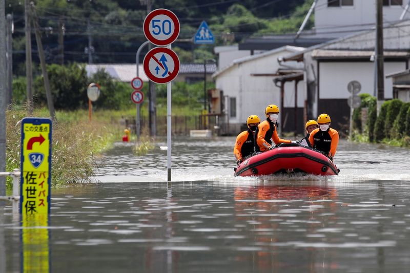 &copy; Reuters. Equipes de resgate buscam sobreviventes em área alagada de Takeo, no Japão
15/08/2021
REUTERS/Kim Kyung-Hoon