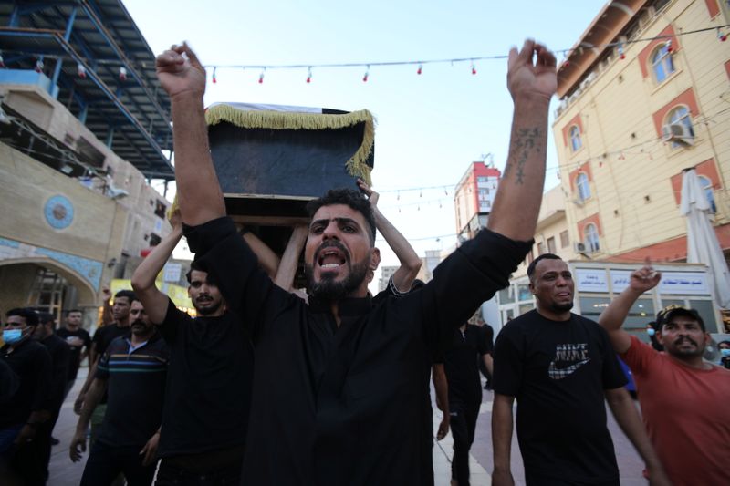 &copy; Reuters. مشيعون يحملون جثمان شرطي قتل في هجوم نفذه أفراد من الدولة الإسلامية خلال جنازة يوم الاحد. تصوير: علاء المرجاني - رويترز. 