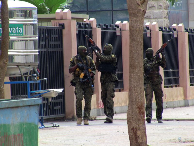 &copy; Reuters. أفراد من القوات الغينية الخاصة خلال الإطاحة بالرئيس ألفا كوندي في كوناكري يوم الخامس من سبتمبر أيلول 2021. صورة لرويترز.