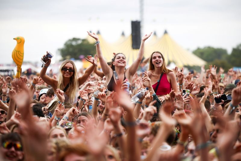 &copy; Reuters. FILE PHOTO: Festival goers watch Declan McKenna perform on the main stage at Reading Festival, in Reading, Britain, August 27, 2021. REUTERS/Henry Nicholls