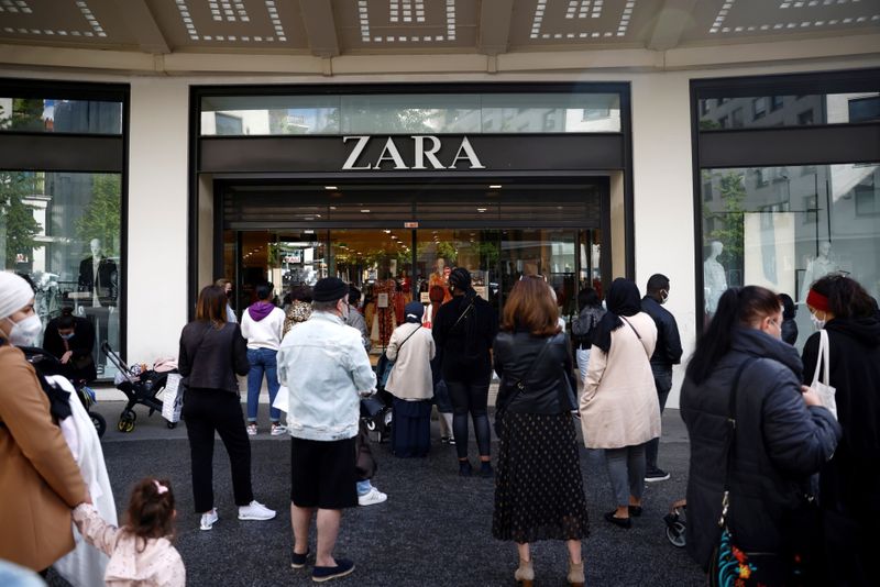 &copy; Reuters. FILE PHOTO: Customers stand in front of a Zara shop in Nantes as non-essential business re-open after closing down for months, amid the coronavirus disease (COVID-19) outbreak in France, May 19, 2021. REUTERS/Stephane Mahe/File Photo