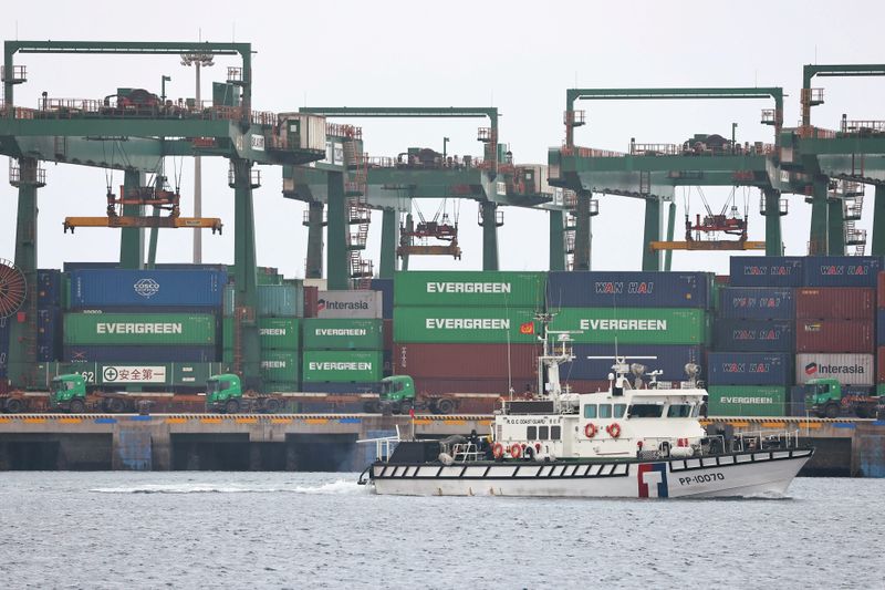 &copy; Reuters.  ９月７日、台湾財政部が発表した８月の貿易統計によると、輸出は前年比２６．９％増の３９５億５０００万ドルで過去最高額を更新した。台北の港で２月撮影（２０２１年　ロイター/Ann 