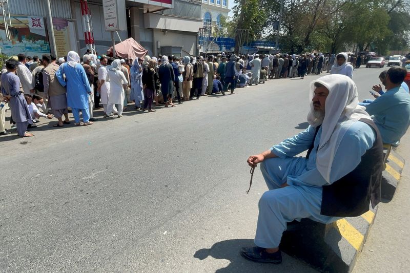 &copy; Reuters. FOTO DE ARCHIVO: Un grupo de afganos hacen fila frente a un banco para retirar su dinero tras la toma del poder por los los talibanes en Kabul, Afganistán, el 1 de septiembre de 2021. REUTERS/Stringer