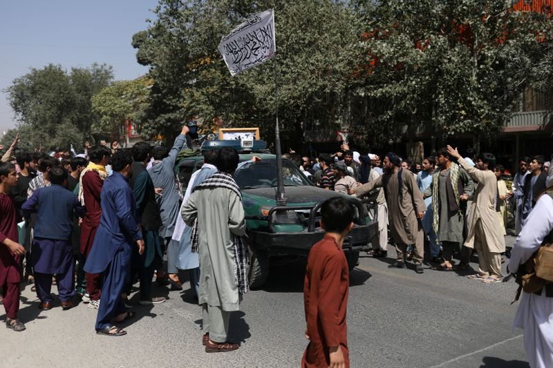 © Reuters. Protesters gather around a car with the Taliban flag raised atop it during the anti-Pakistan protest in Kabul, Afghanistan, September 7, 2021. WANA (West Asia News Agency) via REUTERS