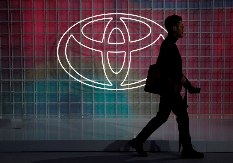 &copy; Reuters. FILE PHOTO: A man walks past a Toyota logo at the Tokyo Motor Show, in Tokyo, Japan October 24, 2019. REUTERS/Edgar Su/File Photo