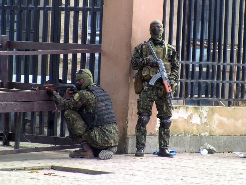 &copy; Reuters. Special forces members take position during an uprising that led to the toppling of president Alpha Conde in Kaloum neighbourhood of Conakry, Guinea September 5, 2021. REUTERS/Saliou Samb