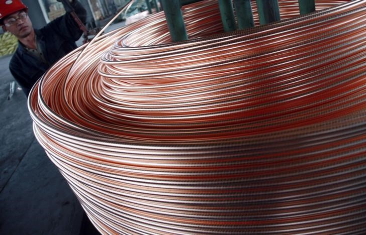&copy; Reuters. Imagen de archivo de un empleado descargando cobre en una fábrica en Nantong, China. 18 junio 2011. REUTERS/China Daily