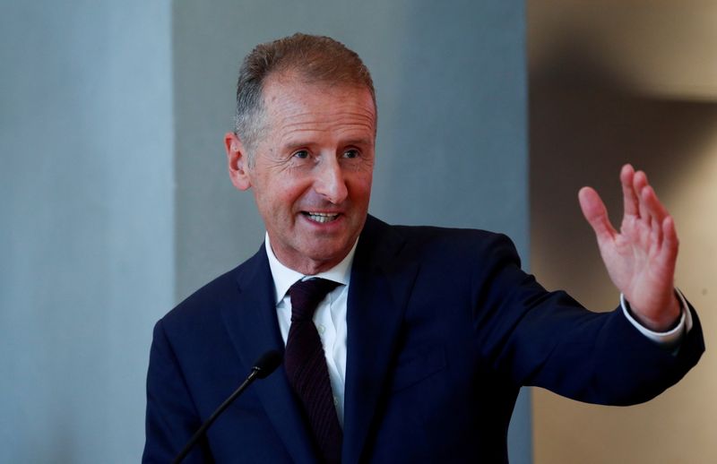 &copy; Reuters. FILE PHOTO: Volkswagen Group Chief Executive Officer Herbert Diess gestures as he speaks during a news conference in Barcelona, Spain September 23, 2020. REUTERS/Albert Gea/File Photo