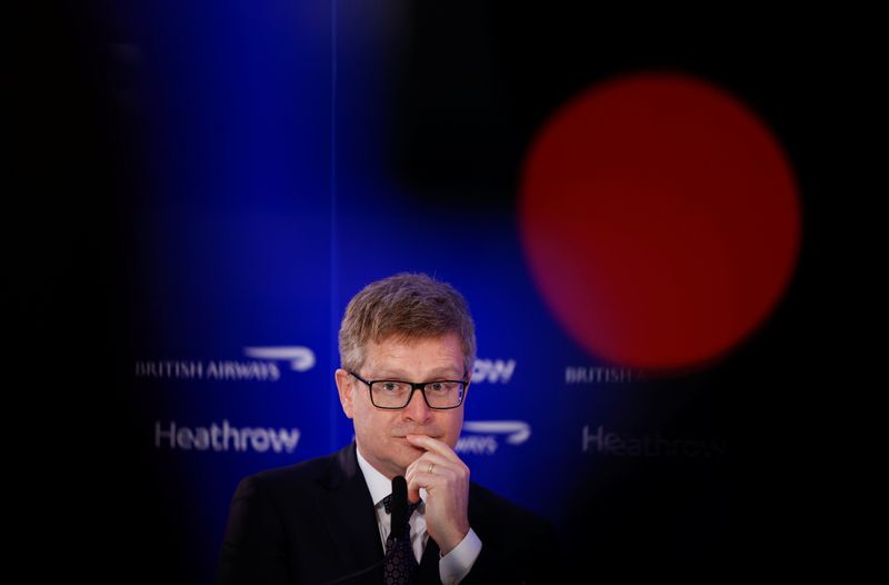 &copy; Reuters. FOTO DE ARCHIVO: El director general de British Airways, Sean Doyle, durante una conferencia de prensa en el aeropuerto de Heathrow en Londres, Reino Unido, 17 de mayo de 2021. REUTERS/John Sibley