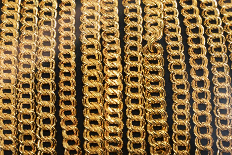 &copy; Reuters. FILE PHOTO: Gold chains are displayed at VJ Gold and Diamond jewellery shop in Kuala Lumpur, Malaysia August 10, 2020. REUTERS/Lim Huey Teng