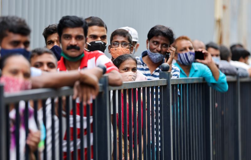 &copy; Reuters. FOTO DE ARCHIVO: Personas hacen fila para recibir la vacuna contra el coronavirus (COVID-19) fuera de un cine en Mumbai, India, 17 de agosto del 2021. REUTERS/Francis Mascarenhas