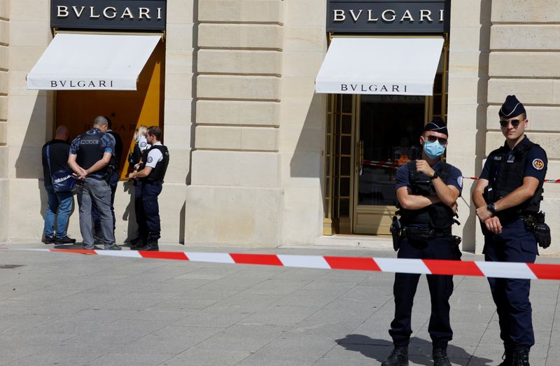 &copy; Reuters. French police stand in front of the Bulgari jewellery store following a robbery at Place Vendome in Paris, France, September 7, 2021. REUTERS/Eric Gaillard