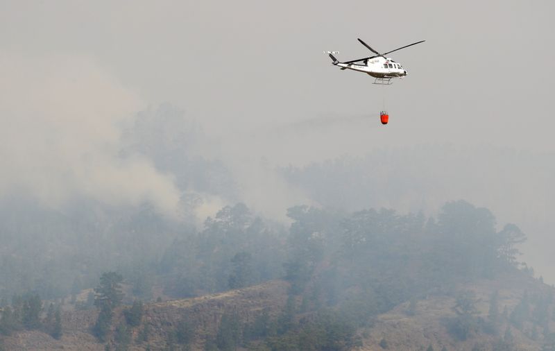 &copy; Reuters. FOTO DE ARCHIVO: Un helicóptero se prepara para descargar agua en medio del incendio forestal de Arico en la isla española de Tenerife, España, 21 de mayo de 2021. REUTERS/Borja Suárez