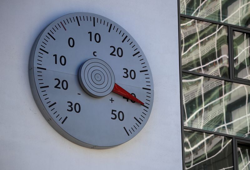 &copy; Reuters. مقياس حرارة على حائط مقر اتفاقية الأمم المتحدة الإطارية بشأن تغير المناخ يوضح درجة حرارة 40 مئوية في بون يوم 31 يوليو تموز 2020. تصوير: فولفجانج 