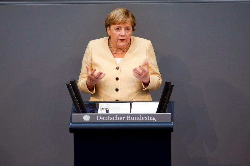 © Reuters. La chancelière allemande, Angela Merkel, a appelé mardi les électeurs allemands à voter pour son successeur potentiel, Armin Laschet, lors des élections législatives du 26 septembre, alors que la popularité des conservateurs a atteint son plus bas niveau historique, selon un sondage d'opinion. /Photo prise le 7 septembre 2021/REUTERS/Michele Tantussi