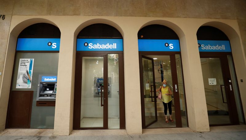 &copy; Reuters. Una mujer sale de una oficina del banco Sabadell en Barcelona, España, 7 de septiembre de 2021. REUTERS/ Albert Gea