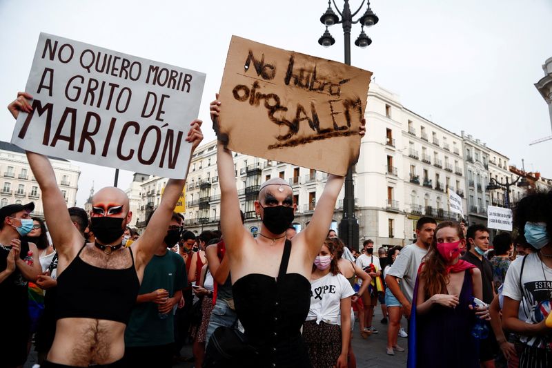 &copy; Reuters. FOTO DE ARCHIVO: Activistas LGBT protestan contra los crímenes homófobos en Madrid, España, 11 de julio de 2021. REUTERS/Javier Barbancho