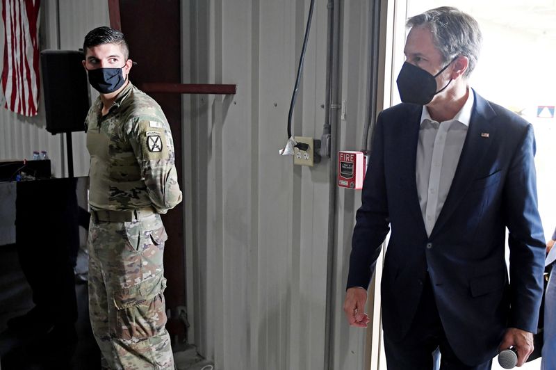 &copy; Reuters. ブリンケン米国務長官（右）はアフガニスタンからの駐留米軍撤収について、１４日に米上院外交委員会の公聴会で証言を行う。７日撮影（２０２１年　ロイター/Pool via REUTERS）