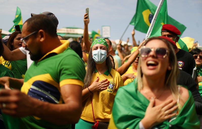 &copy; Reuters. Apoiadores do presidente Jair Bolsonaro durante ato em Copacabana
07/09/2021
REUTERS/Pilar Olivares