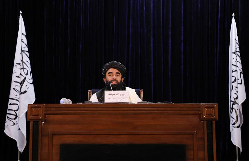 &copy; Reuters. Hassan Akhund a été désigné Premier ministre du gouvernement intérimaire formé par les taliban en Afghanistan, a annoncé mardi un porte-parole du mouvement islamiste, Zabihullah Mujahid (photo), pendant une conférence de presse à Kaboul. /Photo p