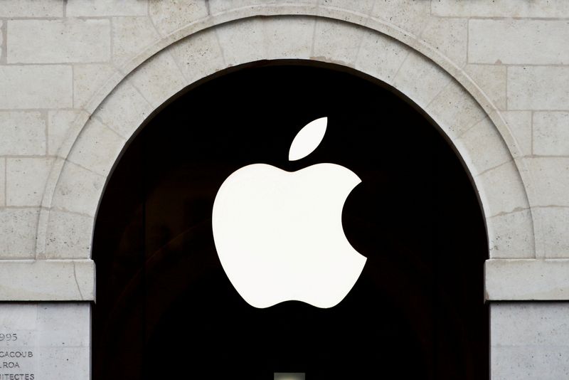&copy; Reuters. FILE PHOTO: Apple logo is seen on the Apple store at The Marche Saint Germain in Paris, France July 15, 2020.  REUTERS/Gonzalo Fuentes/File Photo/File Photo