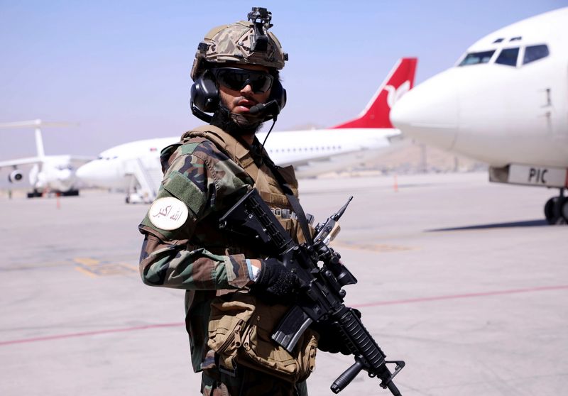 &copy; Reuters. فرد من قوات طالبان يقف في مطار كابول الدولي يوم الخامس من سبتمبر ايلول 2021. صورة لرويترز.