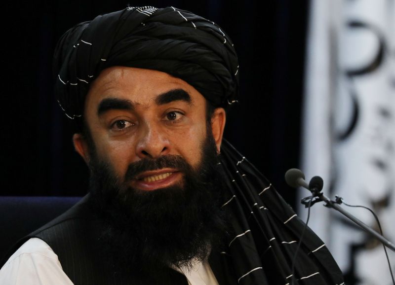 © Reuters. المتحدث الرئيسي باسم حركة طالبان ذبيح الله مجاهد في مؤتمر صحفي في كابول يوم 6 سبتمبر ايلول 2021. صورة لرويترز.