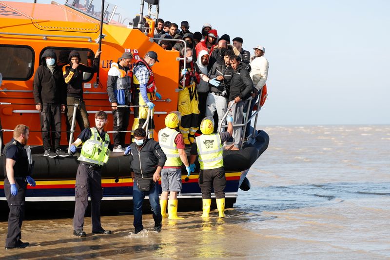 &copy; Reuters. Un journaliste de Reuters a assisté à l'arrivée de deux embarcations à Dungeness, dans le Kent, une des régions anglaises les plus proches des côtes françaises. Dans l'un d'entre eux, deux hommes étaient accompagnés, chacun, d'un jeune enfant. /P