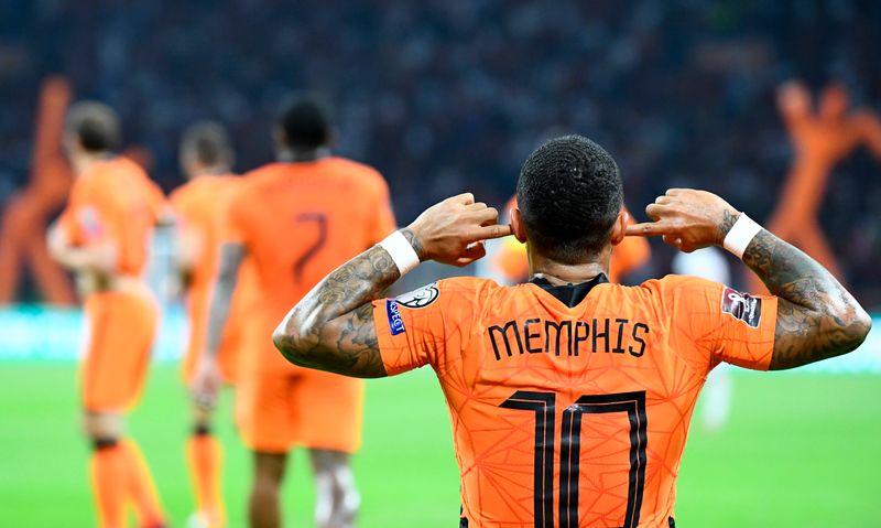 &copy; Reuters. Memphis Depay celebra tras marcar uno de sus goles en el triunfo de Países Bajos sobre Turquía por el Grupo G de la eliminatoria europea rumbo a Qatar 2022, en el  Johan Cruijff Arena, Ámsterdam, Países Bajos - Septiembre 7, 2021 REUTERS/Piroschka Van