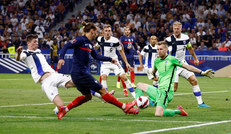 &copy; Reuters.  Sep 7, 2021 
Foto del martes del delatero de Francia Antoine Griezmann marcando su segundo gol ante Finlandia. 
REUTERS/Stephane Mahe