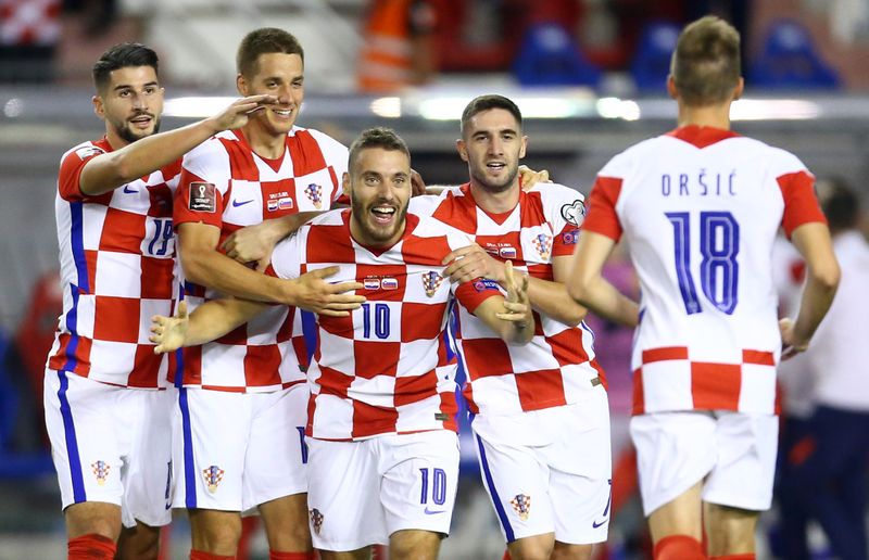 &copy; Reuters. لاعبون من منتخب كرواتيا يحتفلون بتسجيل هدف أمام سلوفينيا بالتصفيات الأوروبية المؤهلة لكأس العالم لكرة القدم يوم الثلاثاء. تصوير: أنتونيو ب