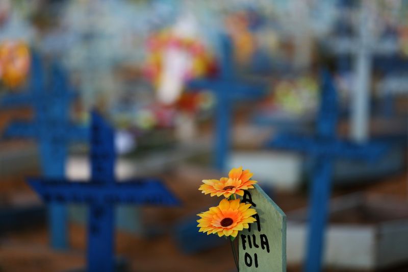 &copy; Reuters. Túmulo de vítima da Covid-19 em cemitério de Manaus (AM) 
20/05/2021
REUTERS/Bruno Kelly