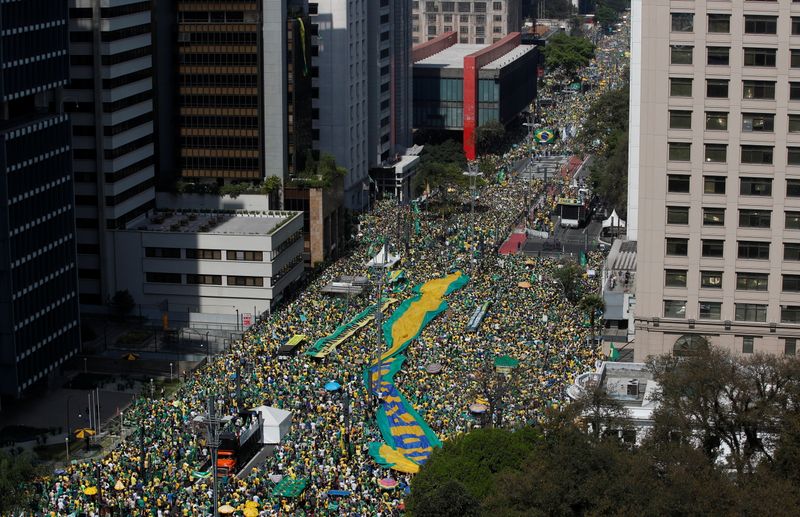 &copy; Reuters. Partidarios del presidente brasileño, Jair Bolsonaro, durante un mitin en favor de las críticas del mandatario sobre la corte suprema del país, en Sao Paulo, Brasil, Septiembre 7, 2021. REUTERS/Amanda Perobelli