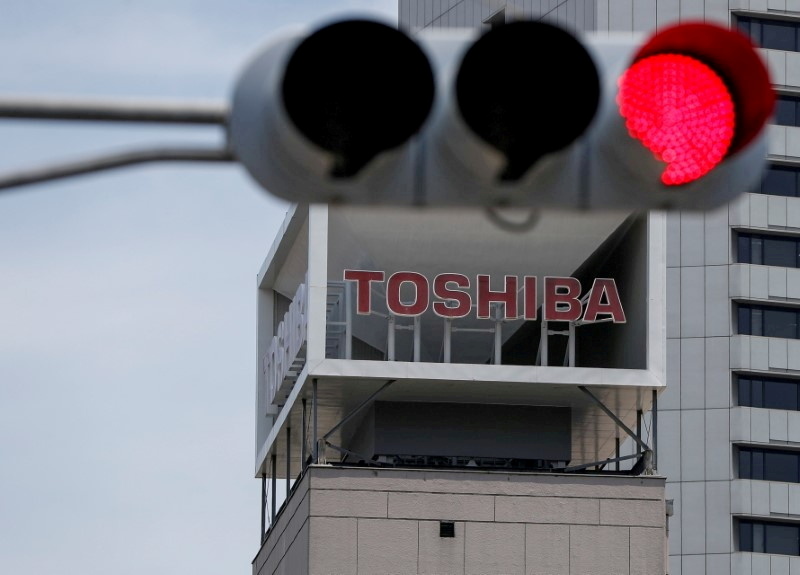 &copy; Reuters. FILE PHOTO: The logo of Toshiba Corp. is seen next to a traffic signal atop of a building in Tokyo, Japan June 11, 2021.  REUTERS/Issei Kato