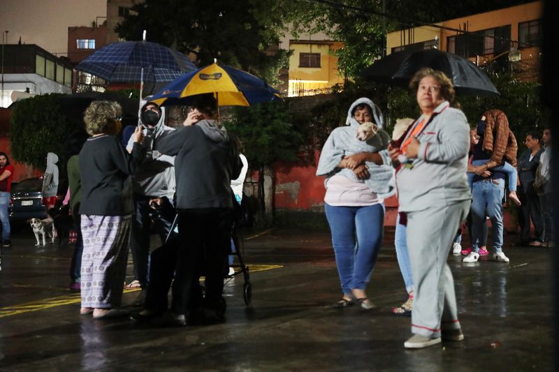 &copy; Reuters. Personas permanecen en la calle durante un sismo en Ciudad de México, México, 7 de septiembre del 2021. REUTERS/Edgard Garrido