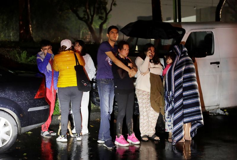 © Reuters. مجموعة من الأشخاص في حالة ترقب في مكسيكو سيتي يوم الثلاثاء عقب الزلزال. تصوير:رويترز.