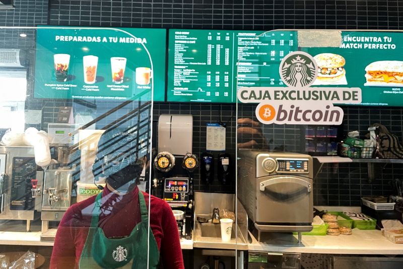 Bitcoin golpeado tras caótico debut como moneda de curso legal en el Salvador