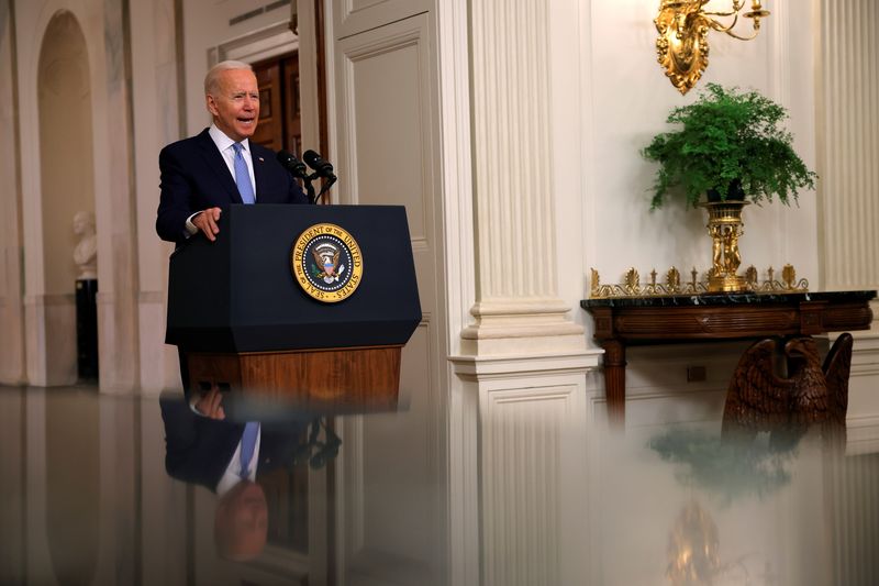 © Reuters. El presidente de Estados Unidos, Joe Biden, pronuncia unas palabras sobre Afganistán durante un discurso en el Comedor de Estado de la Casa Blanca en Washington, Estados Unidos, 31 de agosto de 2021. REUTERS/Carlos Barria