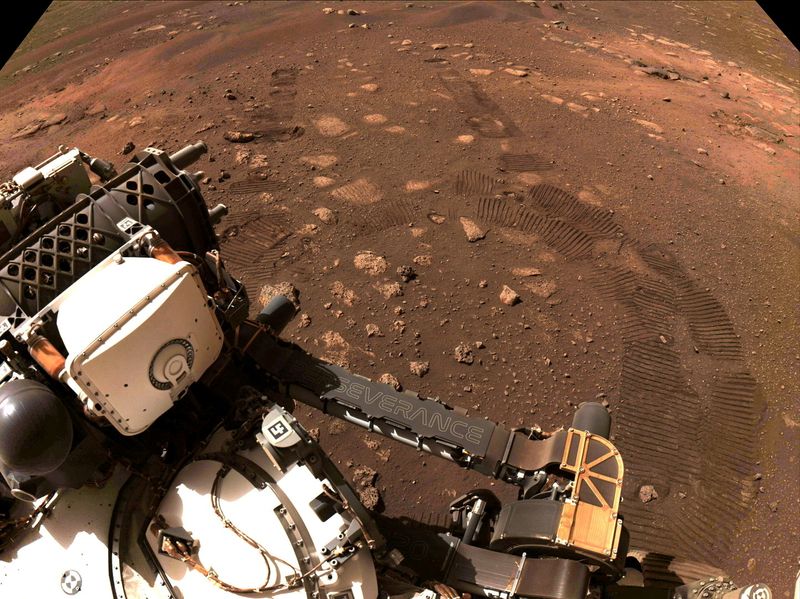 © Reuters. FOTO DE ARCHIVO: Las marcas de las ruedas quedan en el suelo del cráter Jezero en Marte, mientras el roverance de Marte de la NASA conduce en la superficie marciana por primera vez, en esta imagen del 4 de marzo de 2021 suministrada a Reuters. Imagen tomada el 4 de marzo de 2021. NASA/JPL-Caltech/Handout vía REUTERS