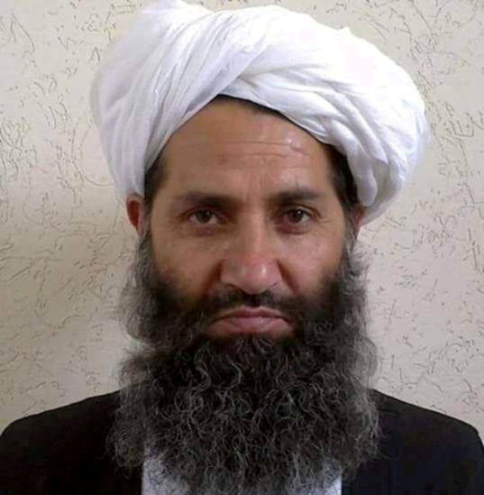 © Reuters. El líder talibán Mullah Haibatullah Akhundzada es visto en una fotografía sin fecha, publicada en un Twitter talibán el 25 de mayo de 2016, e identificada por separado por varios agentes talibanes, que declinaron ser nombrados.  Medios de comunicación social/Foto de archivo