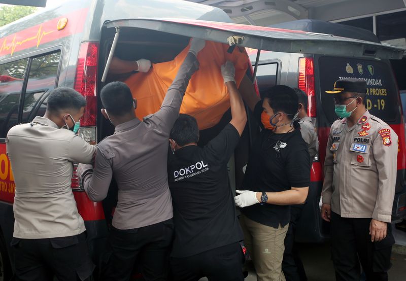 &copy; Reuters. Agentes de policía cargan una bolsa que contiene el cuerpo de una víctima de un incendio ocurrido durante la noche en una cárcel superpoblada en Tangerang, en las afueras de Yakarta, Indonesia, 8 de septiembre de 2021, REUTERS/Antara Foto/Muhammad Iqba