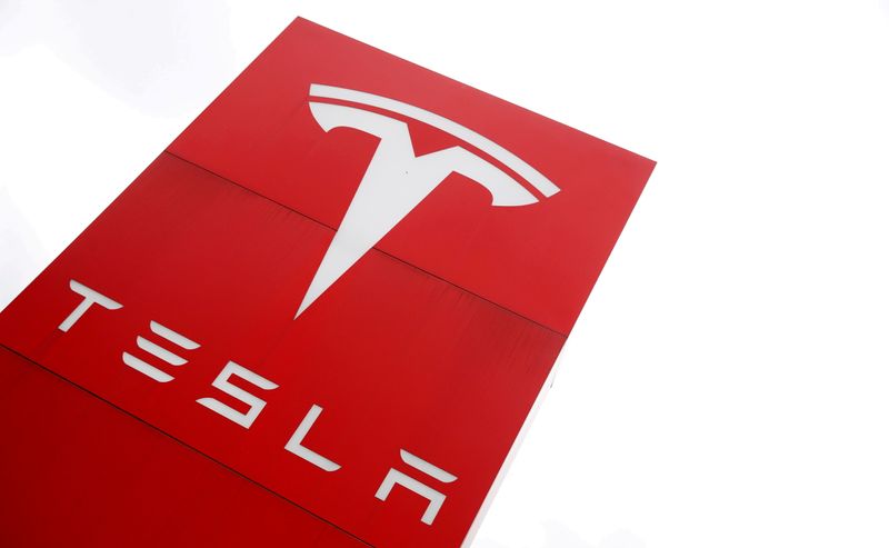 &copy; Reuters. FILE PHOTO: The logo of car manufacturer Tesla is seen at a dealership in London, Britain, May 14, 2021. REUTERS/Matthew Childs/File Photo/File Photo/File Photo